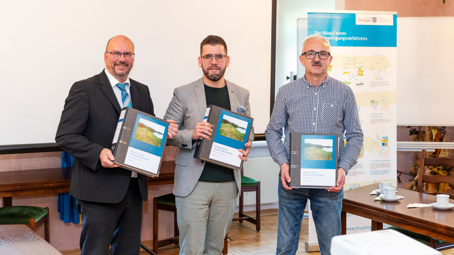 Das Foto zeigt v.l.n.r.: Präsident Uwe Köhler, Bürgermeister Sven Schrade und Ralf Prüger (TLBG)