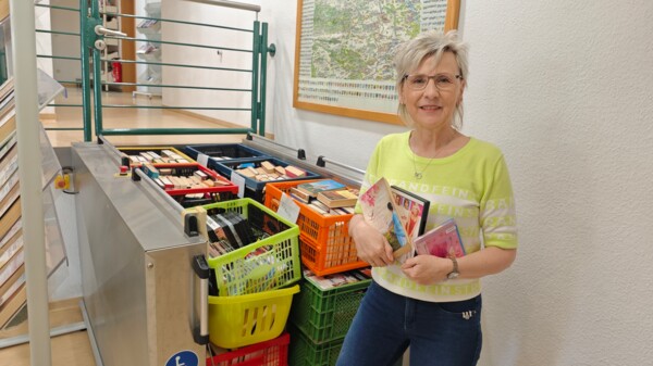 Bibliotheksmitarbeiterin Heike Mielke steht vor der Vielzahl an ausrangierten Büchern und Medien in der Schmöllner Stadtbibliothek.
