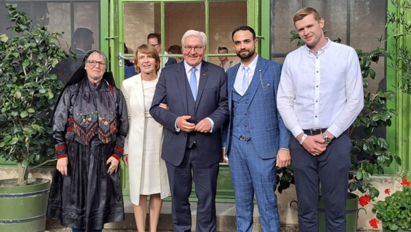 Astrid Pohl mit der Delegation und dem Bundespräsidenten