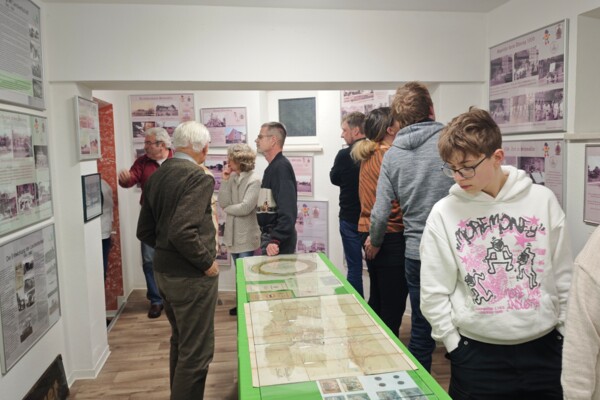 Blick in den Ausstellungsraum des Heima- und Verschönerungsvereins. Vor Ort waren viele Besucher.