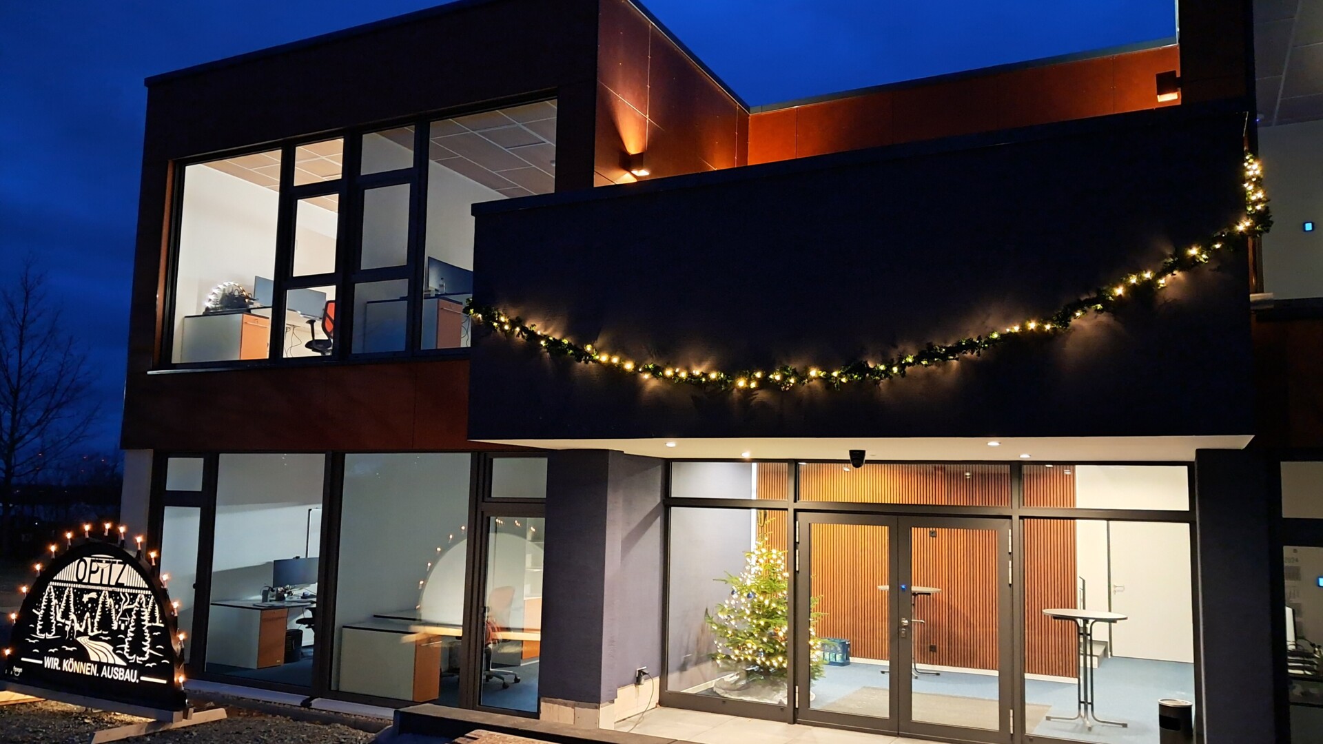 Das Gebäude der Opitz Ausbau GmbH von außen - weihnachtlich beleuchtet