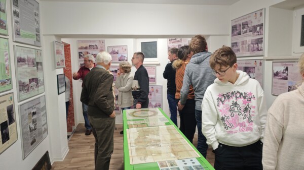 Blick in den Ausstellungsraum des Heima- und Verschönerungsvereins. Vor Ort waren viele Besucher.